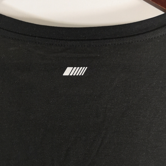 NWT Men's Amazon Essentials Long-Sleeve Fitness Shirt, Thumb Holes Medium Black - Picture 5 of 6